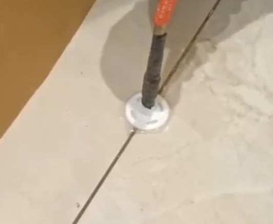 周口市瓷砖空鼓维修公司专业解答瓷砖在铺贴过程中，如果没有涂抹均匀到位的粘结材料（如水泥砂浆或瓷砖胶），可能会导致以下问题
