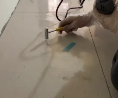 周口市瓷砖开裂维修公司专业分享瓷砖在铺贴前如果没有沥干水分，将会导致以下问题